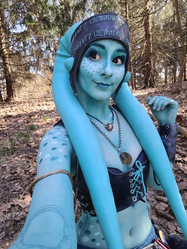 r/StarWars - I made my partner a leather headwrap for their Twi'lek cosplay. I even stitched a special message in Aurebesh!