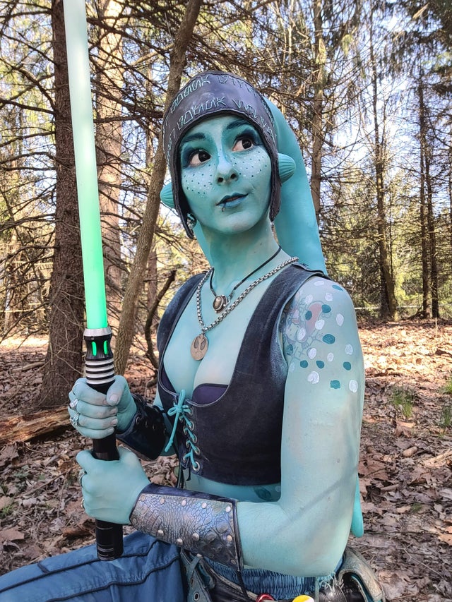 r/StarWars - I made my partner a leather headwrap for their Twi'lek cosplay. I even stitched a special message in Aurebesh!